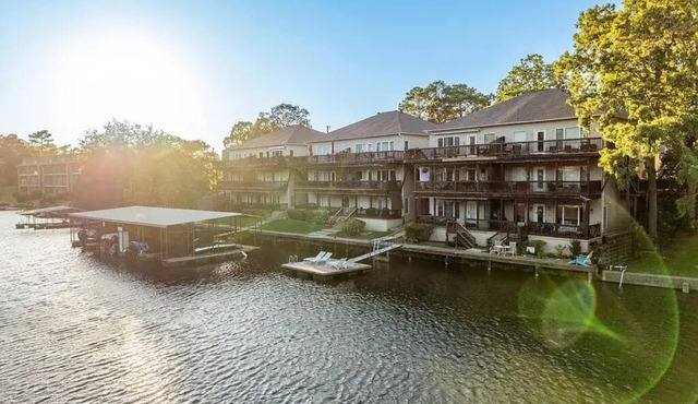 On Lake Hamilton! Close to Oaklawn! Summertime getaway! Steps to the water!