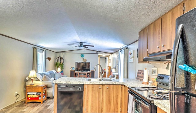 'On Lake Time' Lake Chatuge Hideaway w/ Deck!