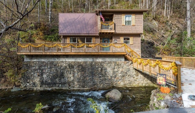 On Roaring Fork/Walk 2 DwTn Gatlinburg/Hot Tub