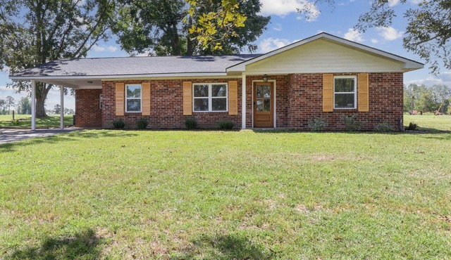 On the farm in Claxton: tucked down a quiet dirt road, your peaceful retreat.