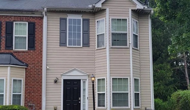 Only minutes from downtown Atlanta/Renovated Townhome