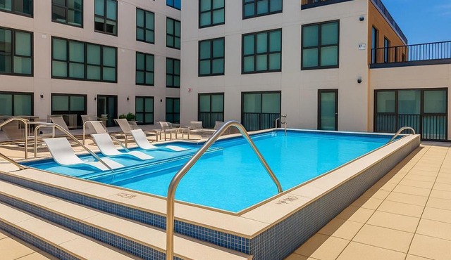 OTR King Bed Free On Site Parking Gym Pool Club Room