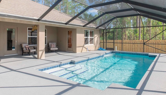 Palm Bay Retreat: Pool, Amenities & Free Parking