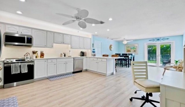 Palm Beach Gardens. Coastal Living in Spacious 3 Bdr. Close to Juno & Jupiter.