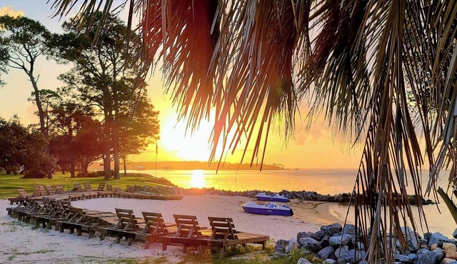 Palmetto Porches-10BR Waterfront Estate on Perdido Bay- Sleeps 28