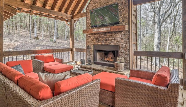 Paradise Creek - Creek Front | Perfect for Families | Hot Tub