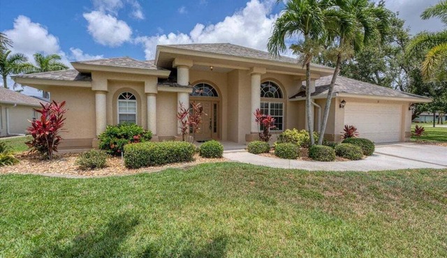 Paradise Found - Enjoy sunny afternoons in this beautifully decorated pool home