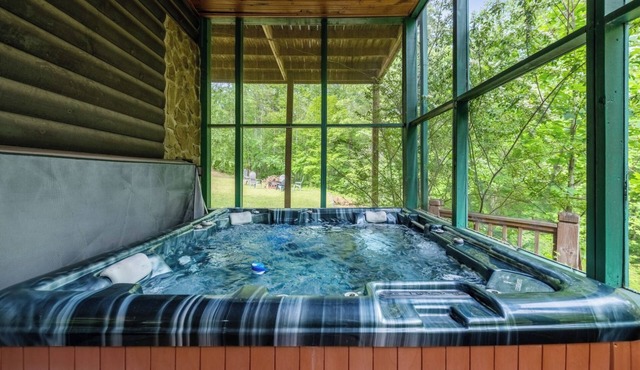 Park Hollow - Explore the nearby river and soak in the hot tub!