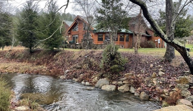 Parkland, Deluxe Log Cabin, a Hot Tub and a Lake!