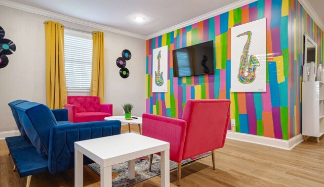 *Parkside KING SUITE in Midtown with FREE parking*