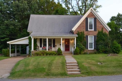 Patio Oasis! Charming 'Ivy Cottage' in Tennessee