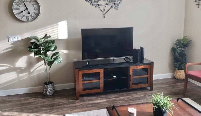 Peaceful 1 bedroom with amenities, 20-mins from parks