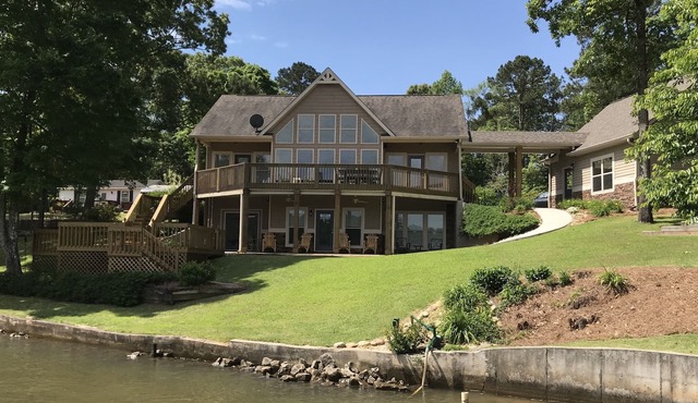 Peaceful 5 Bedroom Jackson Lake home on a quiet cove