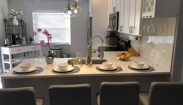 Peaceful bright home minutes from the beach