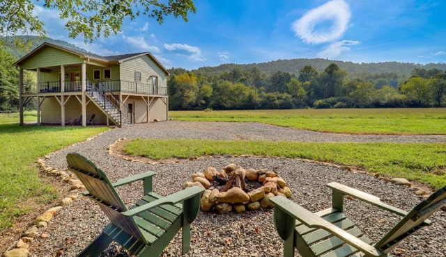 Peaceful Purlear Vacation Rental w/Creek Access!