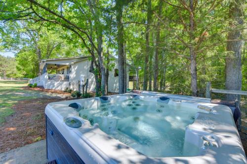 Peaceful Retreat Near Callaway Gardens!