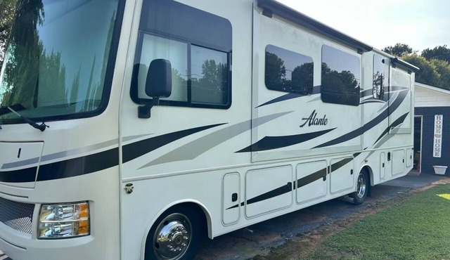 Peaceful RV with AC in charming Combine