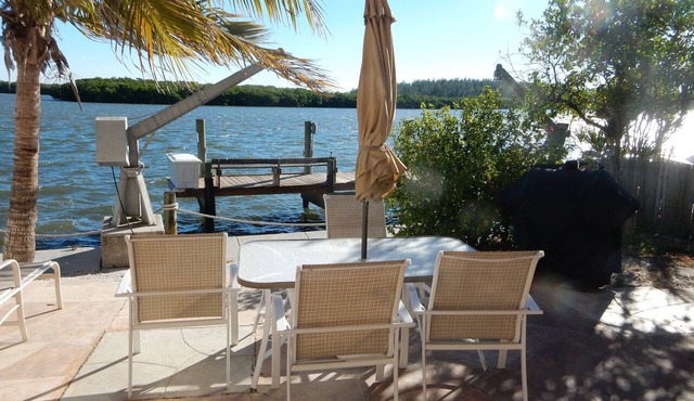 Peaceful Setting, on the water of Little Sarasota Bay