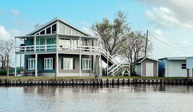Pelican Point Sunset Retreat/Lakefront Home