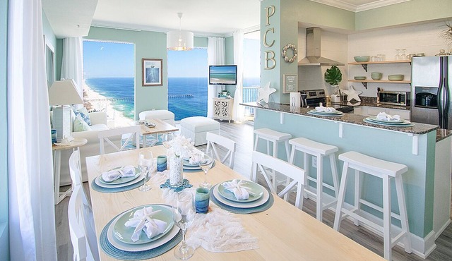 Penthouse Corner Beachfront BIG VIEWS Sleeps 5 King bunks FREE Beach Chairs Pool