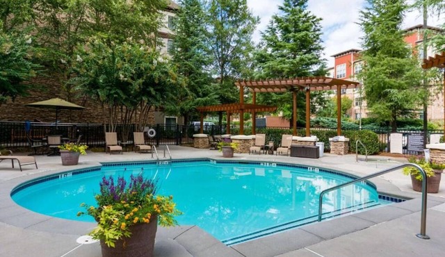 Perfect Location for Your Next Getaway! Convenient Suite w/FREE Breakfast, Pool
