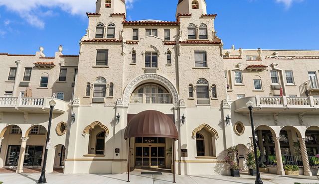 Perfect Palm Beach Location. Classic, spacious 1-bedroom condo, suite with AC.