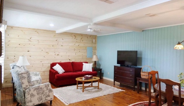 Persimmon Place cozy cabin with AC in Marshall - Perfect for a relaxing getaway