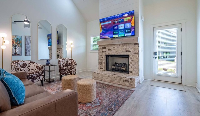 Pet-Friendly 4BR 5 Min to LakePoint with TV Room