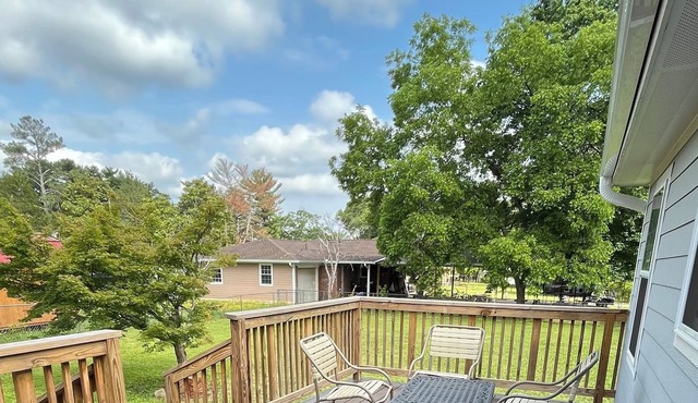Pet Friendly! -Cozy getaway - 7 mins away from Downtown Greenville