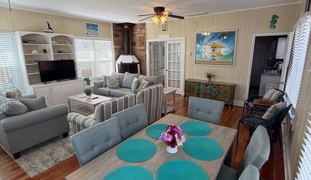 Pet-Friendly Historic SeaHorse Bungalow, Built in 1905, Steps from Pass-a-Grille