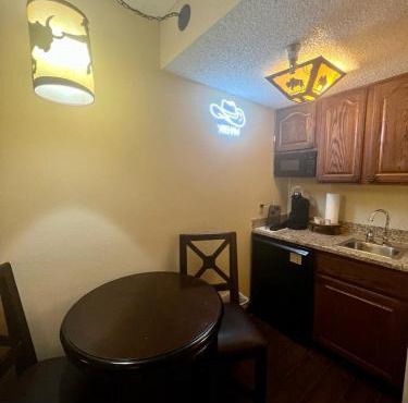 Pet-Friendly River Ranch Escape and Walk to Rodeo