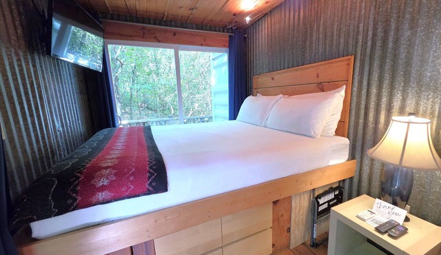 Pet-friendly Sunset Eco Container Cabin 10 minutes from Downtown Dahlonega