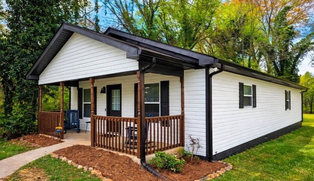 Pet-Friendly Walk to Downtown Near LakePoint Sports