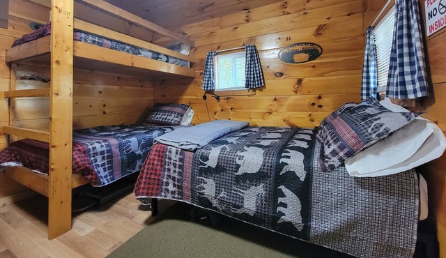 Pet-Friendly & Waterfront - Sleepy Bear - Cozy Camper's Cabin in Red River Gorge, Kentucky!