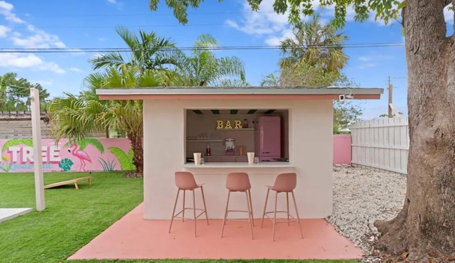 Pink Palm Pool Paradise – Designer 4BR with Bar near Las Olas & Beach