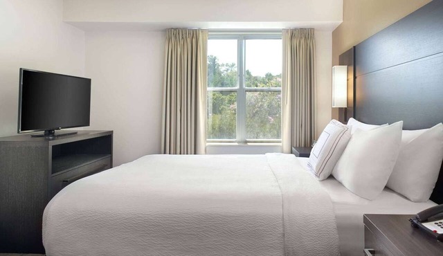 Pleasant Stay! Spacious and Pet-friendly 2BR Suite, Free Breakfast, Outdoor Pool