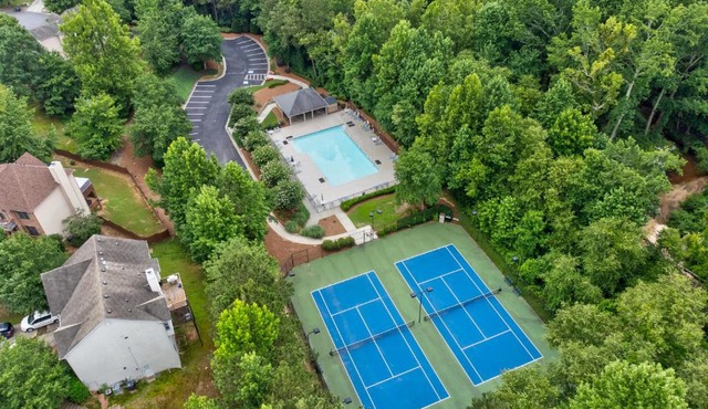 Pool and Patio, 8 minutes from Mall of Georgia!
