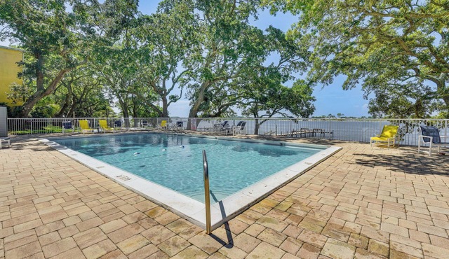 Pool & Beach Access: Lovely Mary Esther Condo!