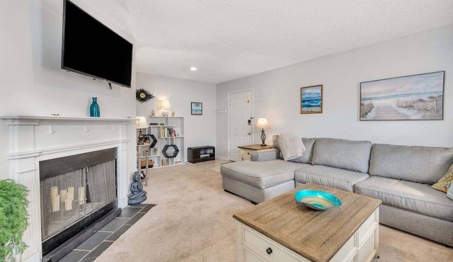 Pool, Fitness Center and close to many eateries!