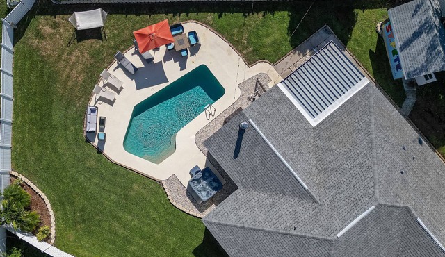 Pool home, hot tub + huge fenced yard - family friendly!