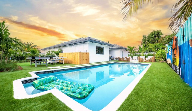 Pool Oasis BBQ, Games/Near Zoo Miami & Marina