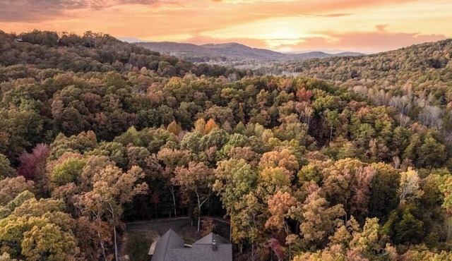 POOL, sleeps 18, theater, hot tub, gameroom, & 5 min to downtown