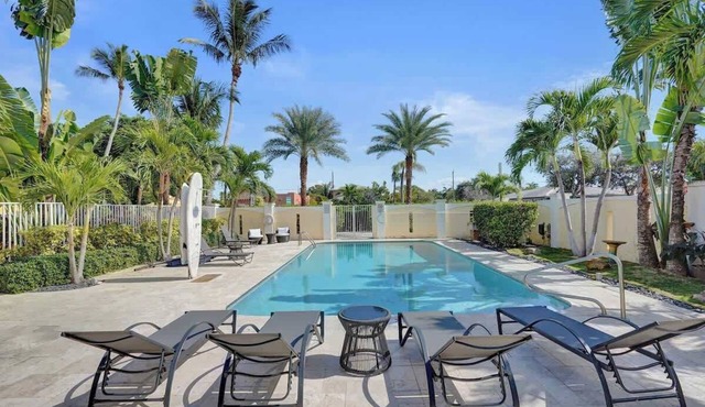 Poolside 1BR Retreat w/Kitchen in Lake Worth
