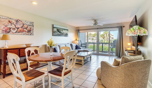 Poolside Fun & Ocean Strolls: Harbor Island Haven!