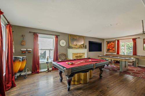 Poolside Funhouse - Arcade Billiard Poker & More