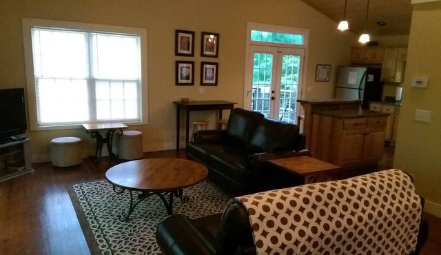 Prices reduced for winter season! 5 star ratings at the Views, large deck, Wifi
