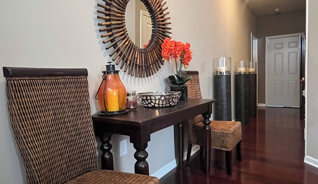 Private Apt 1Bdrm Queen, Den + Futon Onsite Eatery, Gym, Dog Park, Walk 2 Stores