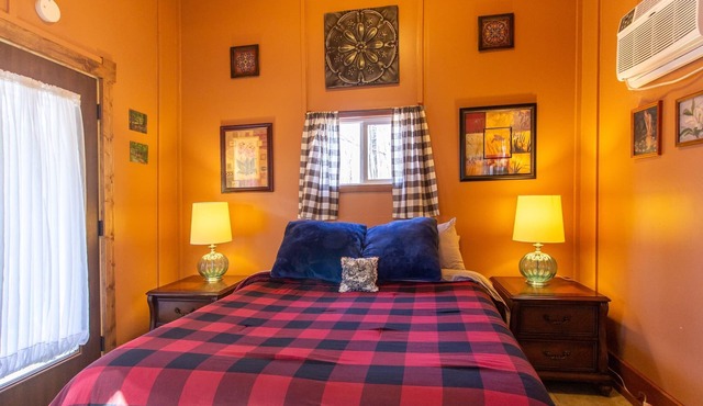 Private Cabin on 25 Acres with Shared Pool, Hot Tub & Fire Pit