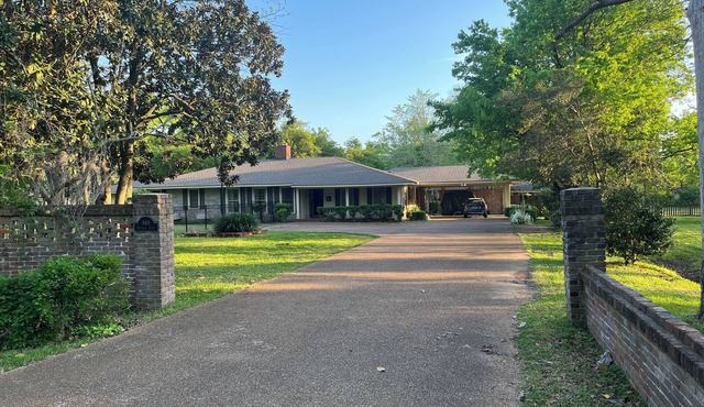 Private Clarksdale Retreat w/Pool, Sauna & Guest Cottage – Sleeps 16