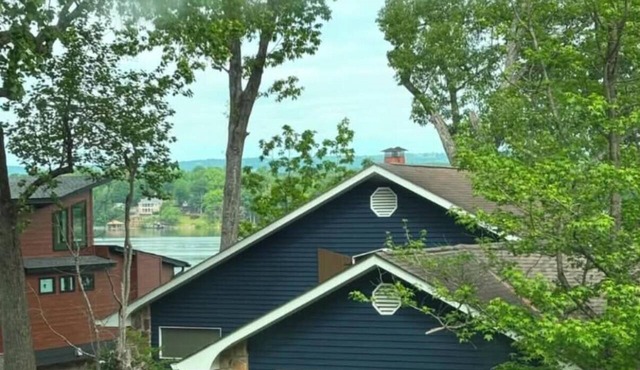 Private Dock and prime location family friendly Tennessee River get away